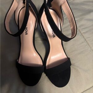 Fashion Nova Black Heels Sleek Modern Design